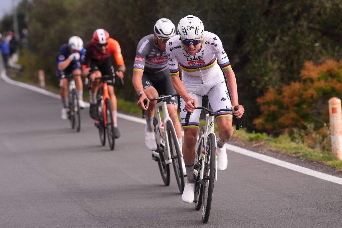 Tadej Pogacar angriber i Milano-Sanremo 2025